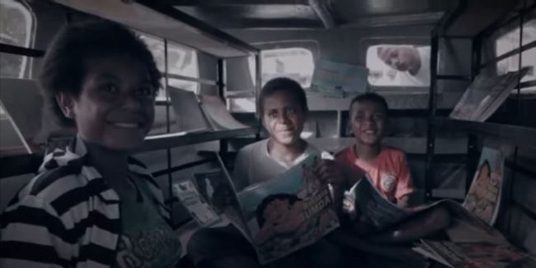 Anak-anak di Papua membaca di mobil pustaka Sahabat Anak.