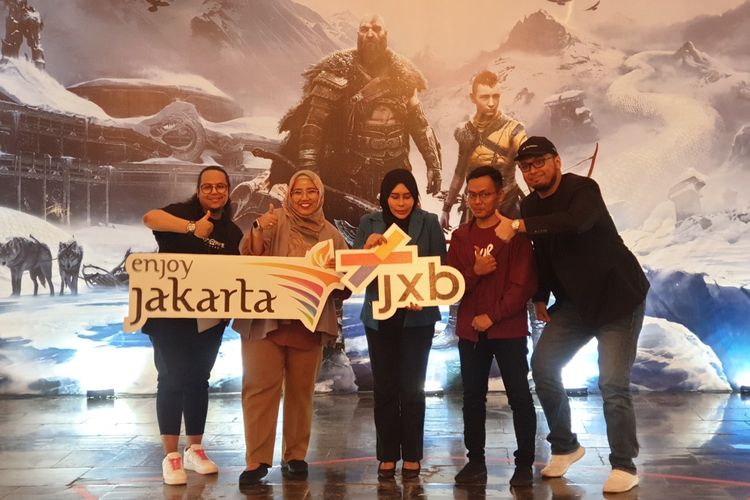 Direktur Utama Jakarta Experience Board (JXB) (tengah) bersama seniman dan pihak SIES meresmikan kerja sama untuk memeriahkan peluncuran God of War Ragnarok di Kota Tua, Jakarta, Selasa (8/11/2022). 