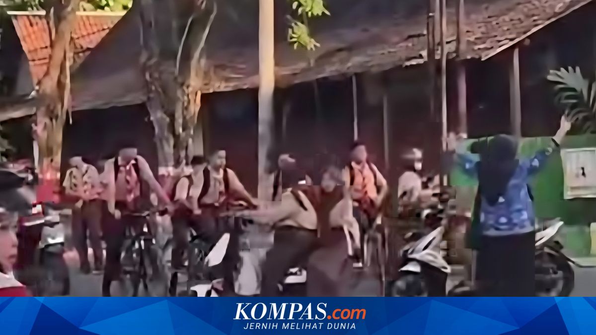Demi Siswa, Guru Cantik Ini Berani Turun Atur Lalin di Grobogan