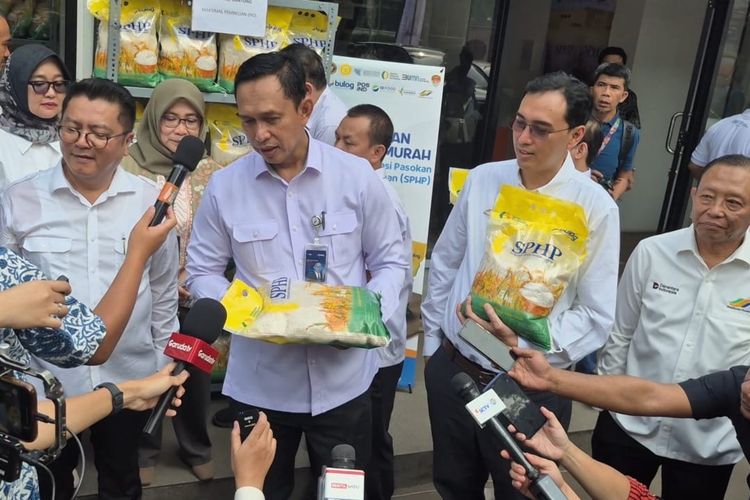 Direktur Utama Perum Bulog Ahmad Rizal Ramdhani memegang beras SPHP 5 kg. 
