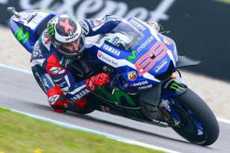 Pebalap Movistar Yamaha asal Italia, Jorge Lorenzo, memacu motornya pada sesi latihan GP Belanda di Sirkuit Assen, Jumat (24/6/2016).