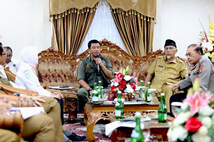 Kepala BNPB Letjen TNI Suharyanto saat berkunjung ke Padang untuk rapat penanganan bencana banjir lahar di Sumatera Barat.