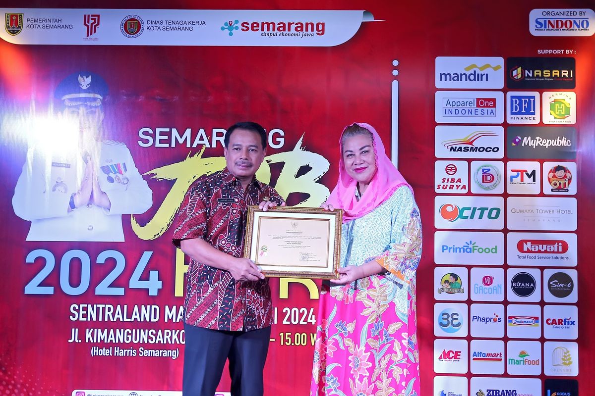 Wali Kota Semarang, Hevearita Gunaryanti Rahayu saat menerima penghargaan Penurunan Tingkat Pengangguran Terbuka Terbaik Kabupaten/Kota se-Jateng 2023 dari Pemprov Jateng yang diserahkan oleh Kepala Dinas Tenaga Kerja dan Transmigrasi (Disnakertrans) Provinsi Jateng Ahmad Aziz di acara Job Fair 2024, Jumat (3/5/2024).