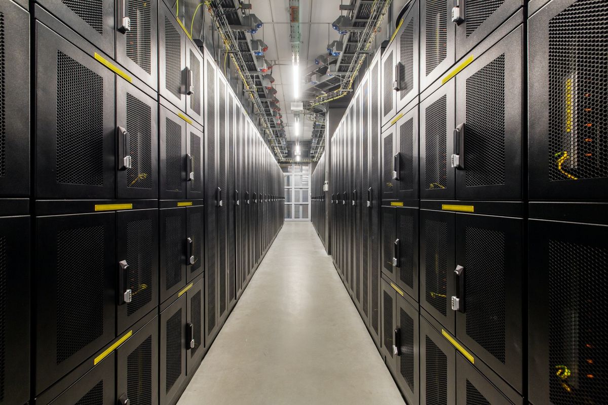 Rak-rak server di pusat data Equinix JK1 di jakarta.