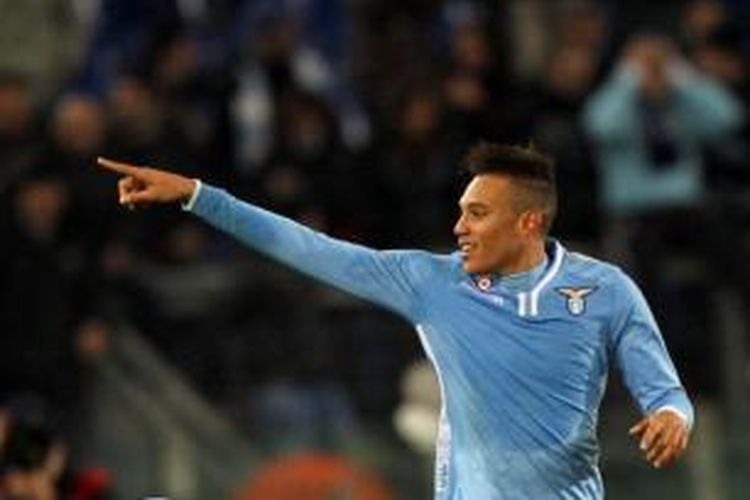 Striker muda Lazio, Brayan Perea, seusai mencetak gol ke gawang Parma pada 16 besar Coppa Italia di Stadion Olimpico, Selasa (14/1/2014). Lazio lolos ke perempat final setelah berhasil menang 2-1 pada pertandingan tersebut. 