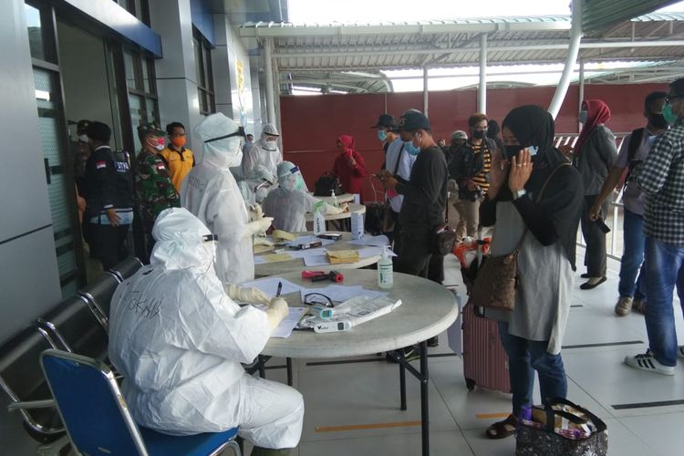 Para WNI dari Malaysia saat menjalani rapid tes di Pelabuhan Tunon Taka, Nunukan, Kaltara, Jumat (15/5/2020). 