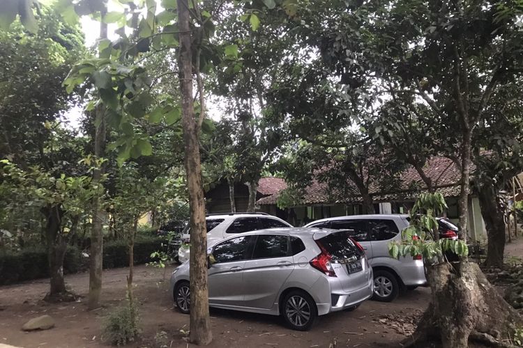 Sejumlah mobil parkir di halaman rumah warga di Desa Karangrejo, Borobudur, Magelang, Jawa Tengah pada Sabtu (14/5/2022) sore.