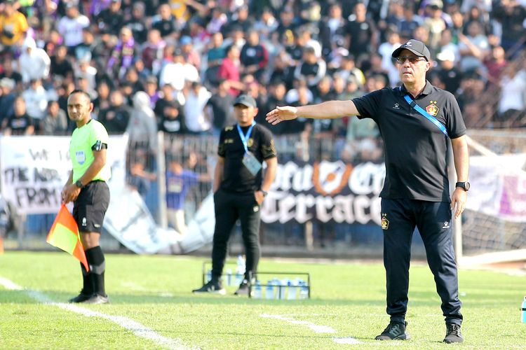 Pelatih Persik Kediri Marcelo Rospide memberi instruksi saat pertandingan pekan ke-3 Liga 1 2023-2024 melawan Arema FC yang berakhir dengan skor 5-2 di Stadion Brawijaya Kediri, Sabtu (15/7/2023) sore WIB. 