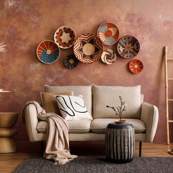 Ilustrasi ruang keluarga dengan hiasan dinding piring keramik atau peralatan makan.