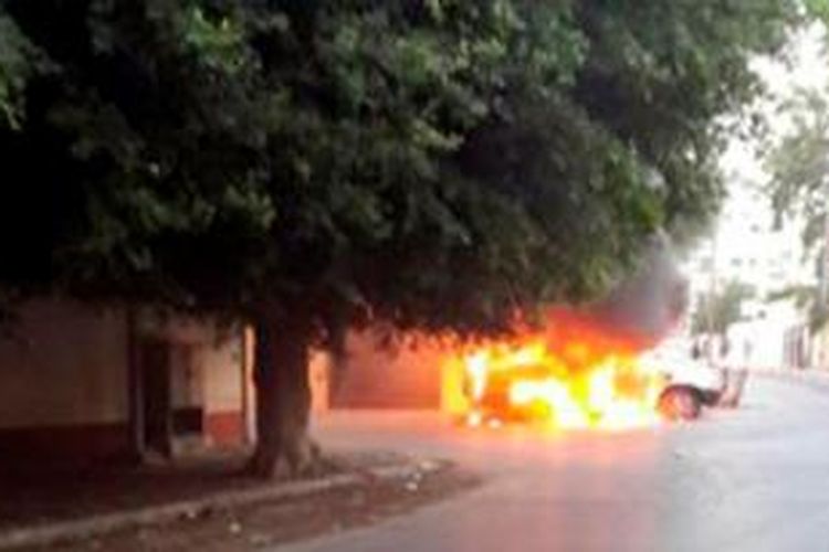 Sebuah mobil hangus dilalap api di halaman kedutaan besar AS di ibu kota Libya, Tripoli, setelah merebak kabar seorang perempuan Rusia membunuh seorang perwira angkatan darat Libya.