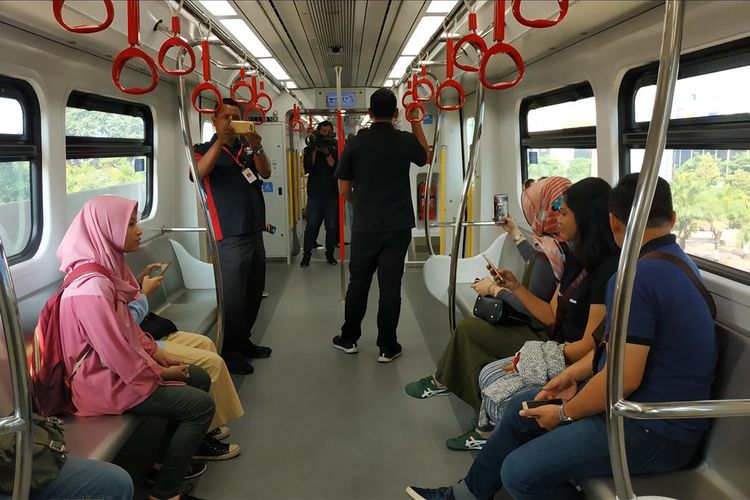 Suasana di dalam kereta LRT Jakarta pada uji publik gratis yang digelar mulai Selasa (11/6/2019).