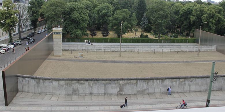 Berlin Memorial Wall dilihat dari menara pandang, Rabu (21/6/2018). Tembok Berlin di Jerman memiliki daya tarik menyedot wisatawan.