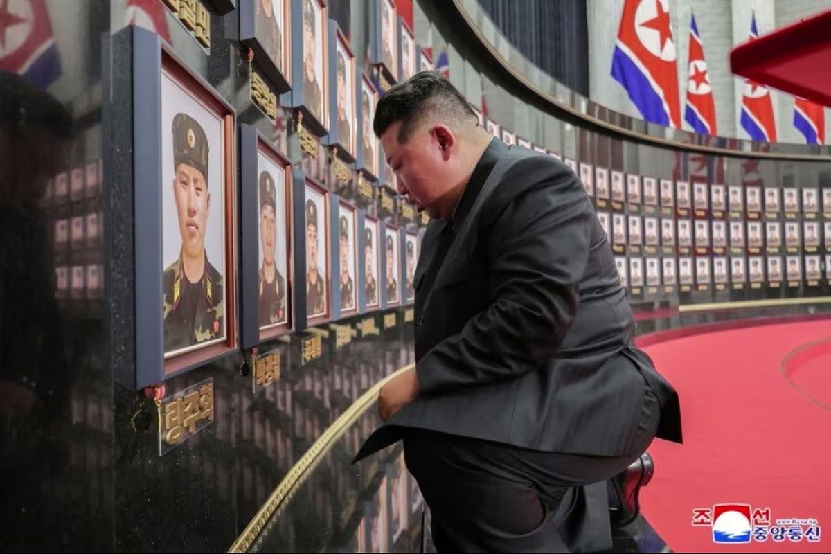 Pemimpin Korea Utara Kim Jong Un mengadakan perjamuan dan upacara peringatan untuk para prajurit yang gugur membela Rusia, Kamis (21/8/2025). 