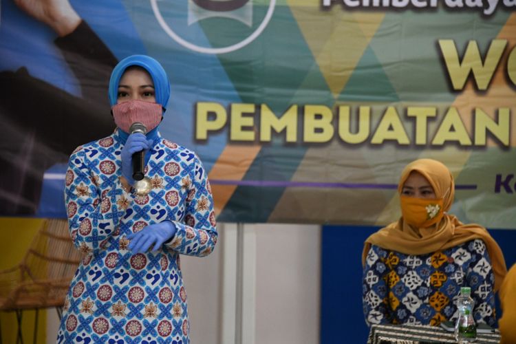 Ketua Dekranasda Provinsi Jabar Atalia Ridwan Kamil meninjau kegiatan pelatihan pembuatan face shield (pelindung wajah) dan masker di Gedung Cimahi Techno Park, Kota Cimahi, Senin (29/6/2020).
