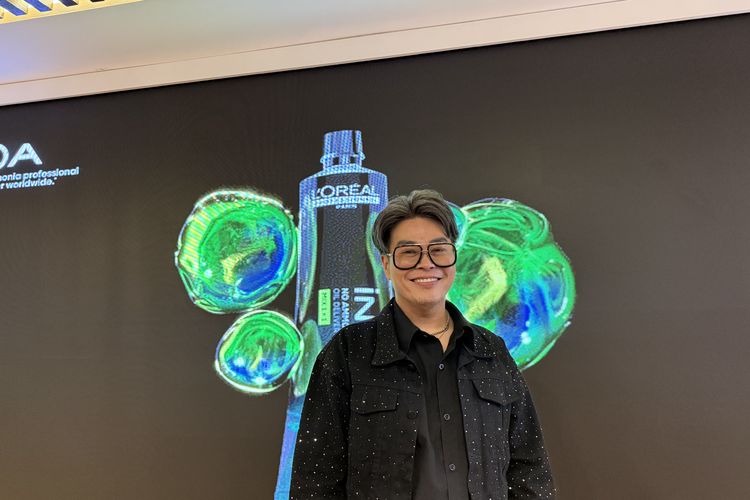 Hairdresser sekaligus Head of Education Performance Professionnel Product Division Indra Tanudarma dalam media gathering L?Oreal Professionnel di Jakarta Selatan, Selasa (14/4/2026).
