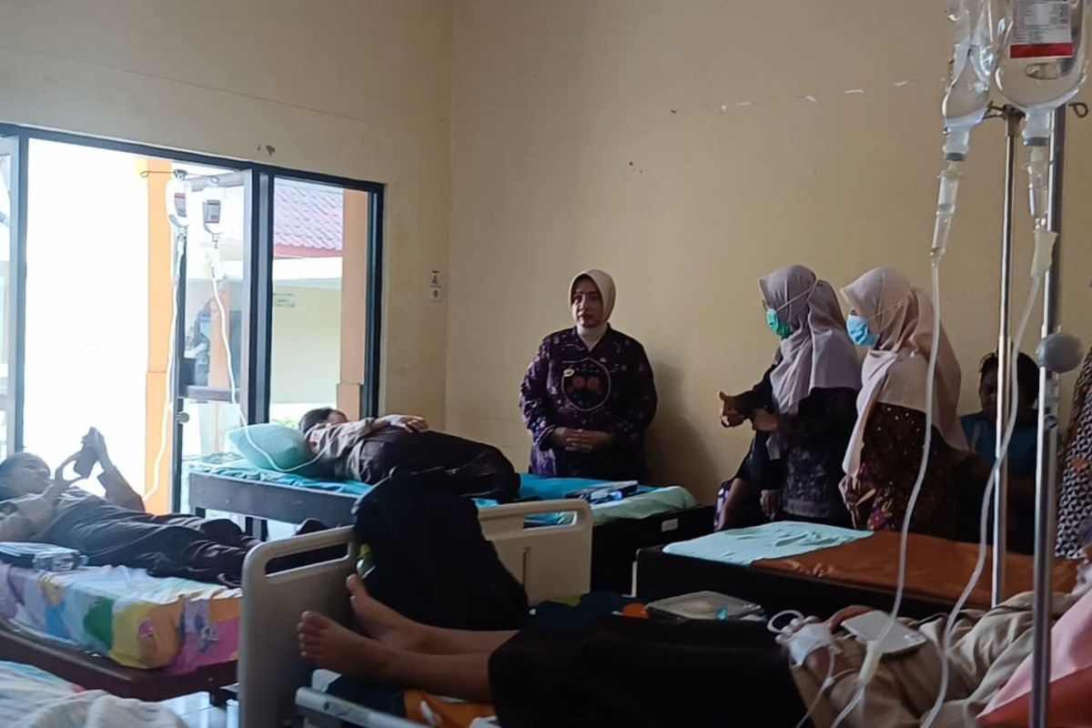 Bupati Purworejo menjenguk korban dugaan keracunan MBG di Kabupaten Purworejo Jawa Tengah pada Jumat (3/10/2025)
