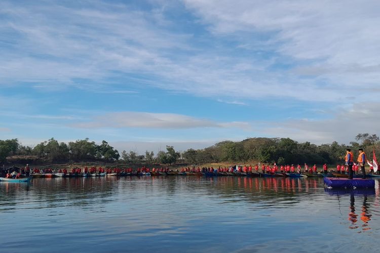 Bupati Wonogiri Joko Sutopo menyampaikan amanat pada upacara peringatan HUT ke-78 RI yang dihadiri ratusan nelayan di perairan Waduk Gajah Mungkur, Kabupaten Wonogiri, Jawa Tengah, Kamis (17/8/2023).
