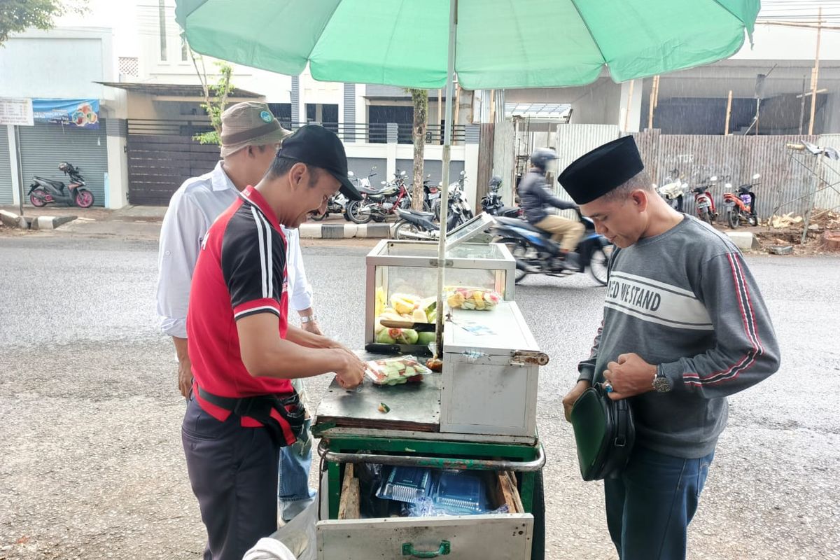 Cawabup Lukman Hakim Jalan Kaki Serap Aspirasi Pedagang UMKM Purworejo