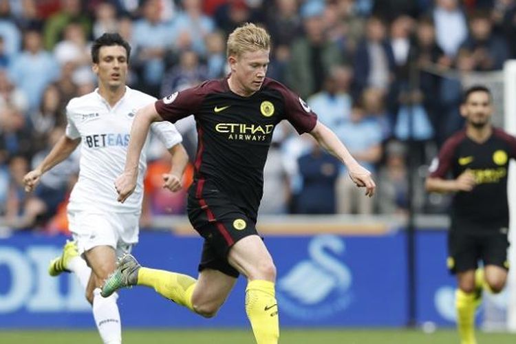 Gelandang Manchester City, Kevin De Bruyne, tampil pada laga Premier League kontra Swansea City di Stadion Liberty, Sabtu (24/9/2016).