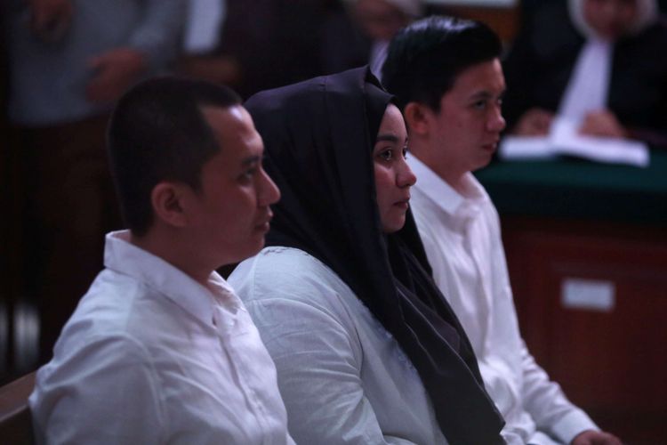 Terdakwa yaitu Direktur Utama First Travel Andika Surachman, Direktur First Travel Anniesa Hasibuan, dan Direktur Keuangan First Travel Siti Nuraidah Hasibuan menjalani sidang perdana kasus dugaan penipuan dan penggelapan oleh agen perjalanan umrah First Travel di Pengadilan Negeri Depok, Senin (19/2/2018).