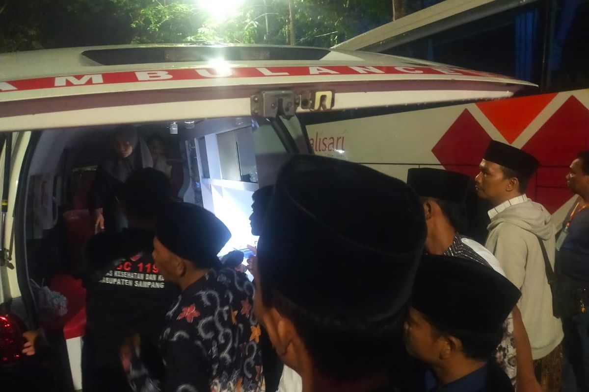 Nisfu Zaman saat diangkat ke ambulans yang disediakan oleh Kemenag Sampang saat hendak berangkat ke Asrama Haji Sukolilo, Surabaya, Kamis (8/5/2025). 