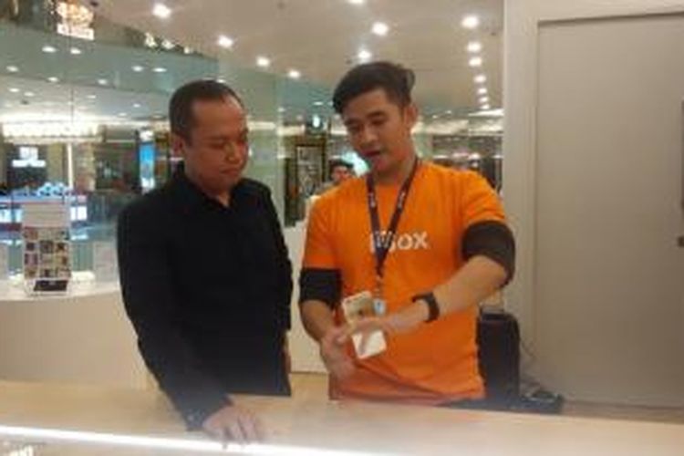 Director of Marketing and Communication Erajaya Group Djatmiko Wardoyo saat menanyakan seluk-beluk Apple Watch ke pegawai iBox Flagship Store di Mall Kota Kasablanka, Kamis (17/12/2015)