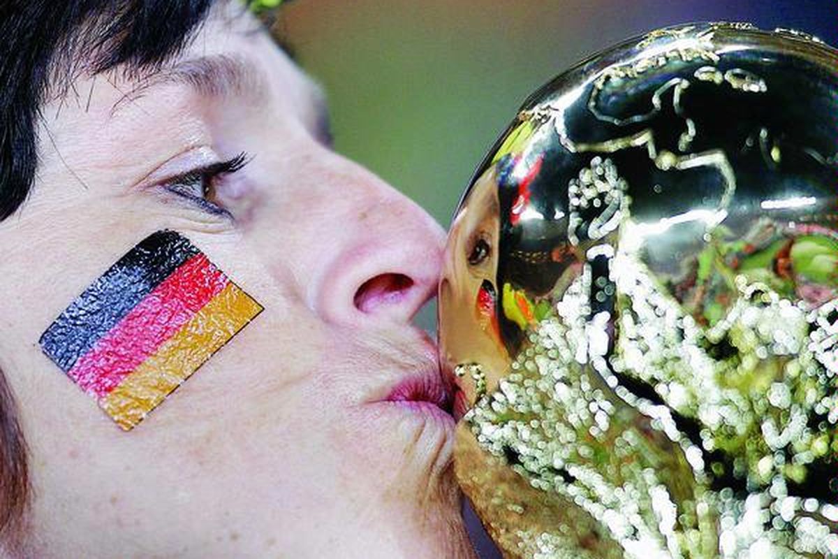 Seorang gadis Jerman mencium replika Piala Dunia, setelah tim Jerman memenangi duel melawan Ghana pada babak penyisihan grup D Piala Dunia di Johannesburg, Afrika Selatan, Kamis dini hari. Jerman menang 1-0 atas Ghana.