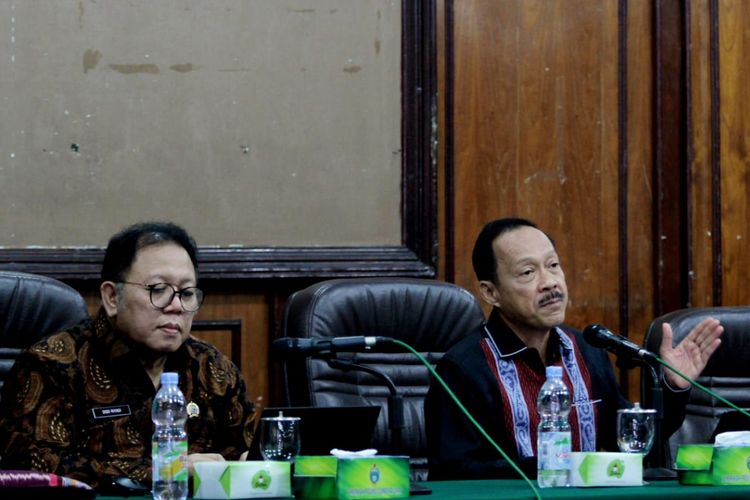 Sekretaris Daerah Provinsi Sumut Arief  S Trinugroho (tengah) membahas rancangan pembahasan rancangan PITTI Geospasial Tematik mengatakan, banyak ketidaksesuaian perizinan dan hak atas tanah dengan rencana tata ruang dan kawasan hutan di wilayah Sumbagut, Kamis (17/11/2022). 
