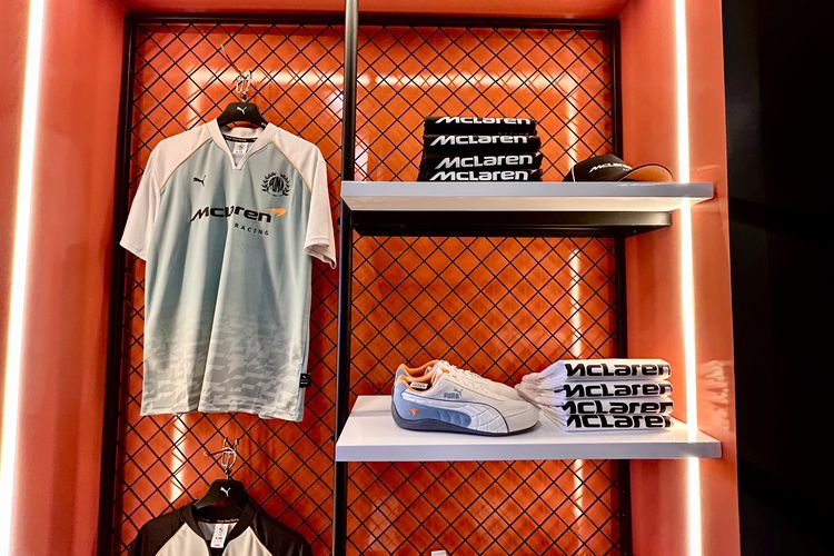 Koleksi PUMA x McLaren Racing dalam Puma x McLaren Mastercard F1 Team Livery Reveal, di Jakarta Pusat, Senin (9/2/2026).