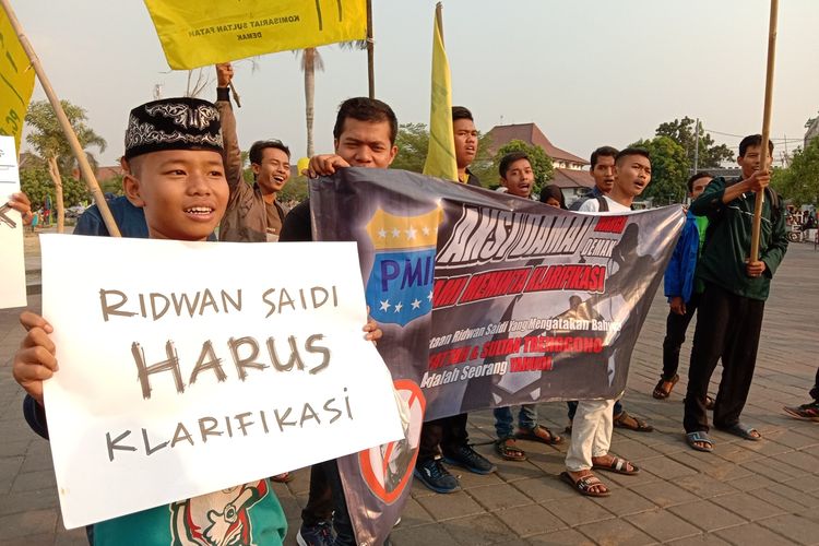 Puluhan  aktivis PMII Demak saat berunjuk rasa di depan Masjid Agung Demak, meminta Ridwan Saidi Minta Maaf terkait pernyataannya Raden Fatah dan Sultan Trenggono merupakan orang Yahidi, Rabu (4/9/2019) sore