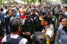 Buruh Aksi May Day Buka Beton Pembatas Jalan ke Arah Istana