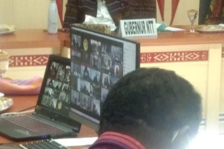 Gubernur NTT Viktor Bungtilu Laiskodat saat menggelar telekonferensi dengan para Bupati dan Wali Kota se-NTT di ruang Rapat Gubernur Kantor Gubernur Sasando, Kamis (16/4/2020) sore