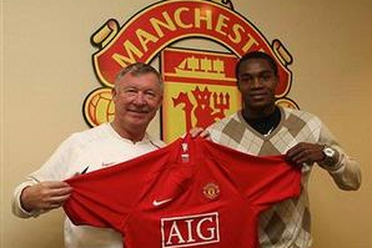 Manucho saat diperkenalkan Sir ALex Ferguson kepada publik.