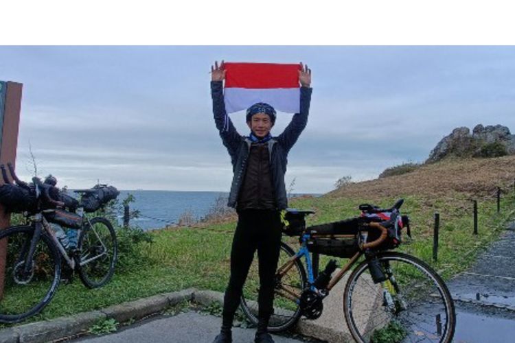 Wisli Sagara, alumnus ITB yang taklukan dua negara dengan sepeda bambu. 