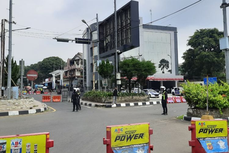 Situasi arus lalu lintas di jalur wisata Puncak Bogor, Jawa Barat, Sabtu (6/9/2025) siang. Saat ini, polisi sedang memberlakukan sistem satu arah ke Jakarta.