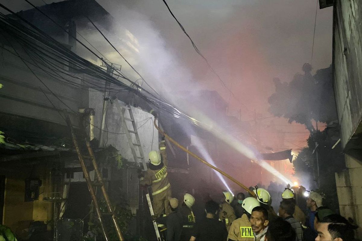 Sebanyak empat bangunan rumah terbakar di Jalan Petojo Sabangan XI RT 014/RW 004, Petojo Selatan, Gambir, Jakarta Pusat pada Selasa (18/4/2023). (Sumber: Dok pribadi)