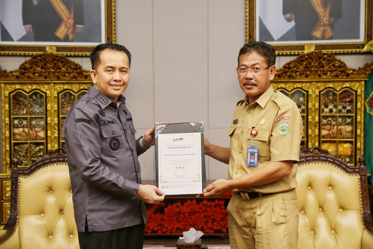 Penjabat (Pj) Gubernur Provinsi Sumsel Agus Fatoni menerima penghargaan dari Lembaga Kebijakan Pengadaan Barang/Jasa Pemerintah (LKPP). 