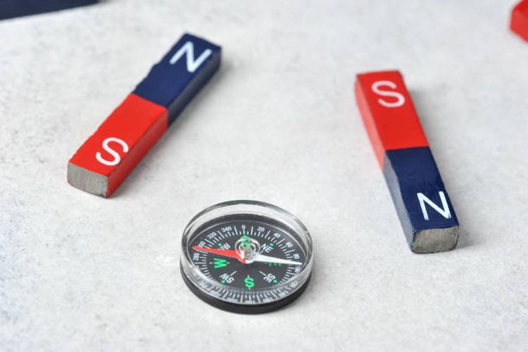 Ilustrasi magnet dan kompas.