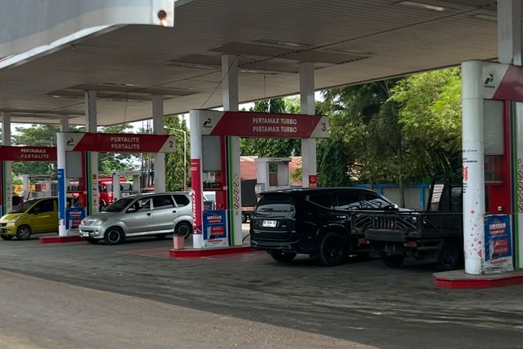 Ditolak Isi Pertalite karena Salah Jalur, Tiga Pria Keroyok Konsumen Lain di SPBU Padang