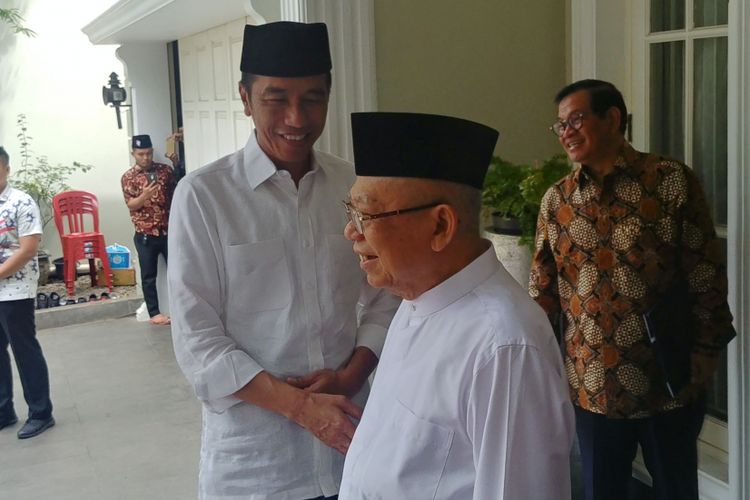 Calon presiden nomor urut 01 Joko Widodo berkunjung ke kediaman pendampingnya, Maruf Amin, Jumat (28/12/2018) siang.