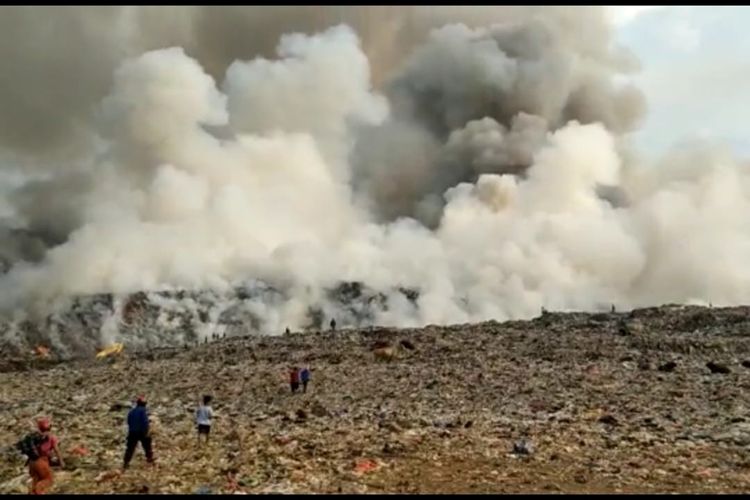 Tempat Pembuangan Akhir Sampah (TPAS) Antang, Kota Makassar terbakar, Minggu (15/9/2019).