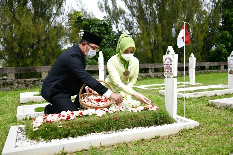 Gubernur Jawa Barat Ridwan Kamil bersama istrinya Atalia Praratya saat tabur bunga pada peringatan Hari Pahlawan di TMP Cikutra, Kota Bandung, Rabu (10/11/2021).