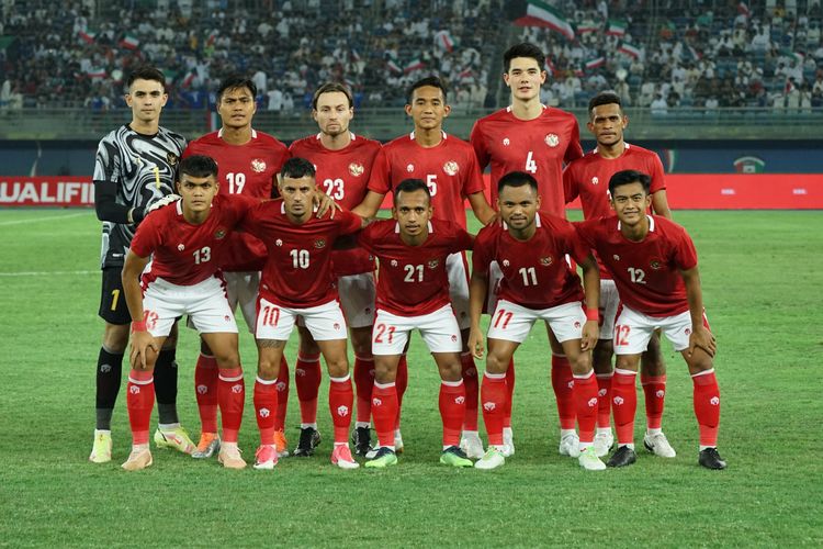 Timnas Indonesia saat berfoto sebelum memulai pertandingan. Terdekat, timnas Indonesia akan melawan Kamboja di Piala AFF 2022. Laga Indonesia vs Kamboja dalam jadwal Piala AFF 2022 bakal bergulir di Stadion Gelora Bung Karno (SUGBK) pada Jumat (23/12/2022). Artikel ini berisi jadwal siaran langsung timnas Indonesia vs Kamboja di Piala AFF 2022.