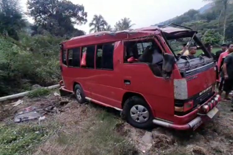 Mobil elf yang ditumpangi rombongan pelajar terperosok kedalam jurang di kawasan wisata Mekarbuana, Kabupaten Karawang, Jumat (11/2/2022).