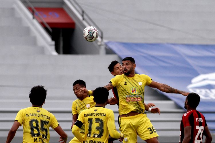 Pemain Barito Putera Renan Alves duel bola udara dengan pemain Persipura Jayapura pada pertandingan pekan 25 Liga 1 2021-2022 yang berakhir dengan skor 3-0 di Stadion Kapten I Wayan Dipta Gianyar, Senin (14/2/2022) sore.