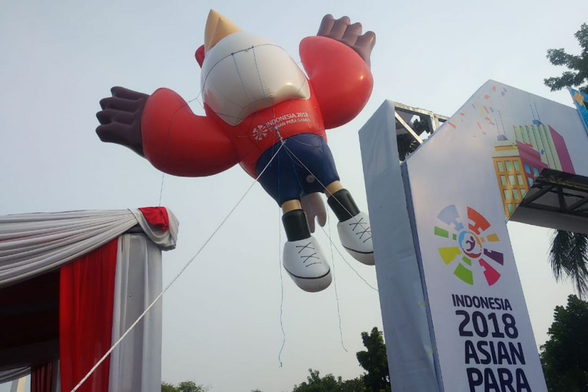 Maskot Asian Para Games 2018 berbentuk elang bondol, Momo, hadir pada Parade Asian Para Games 2018 di Monas, 23 September 2018. 