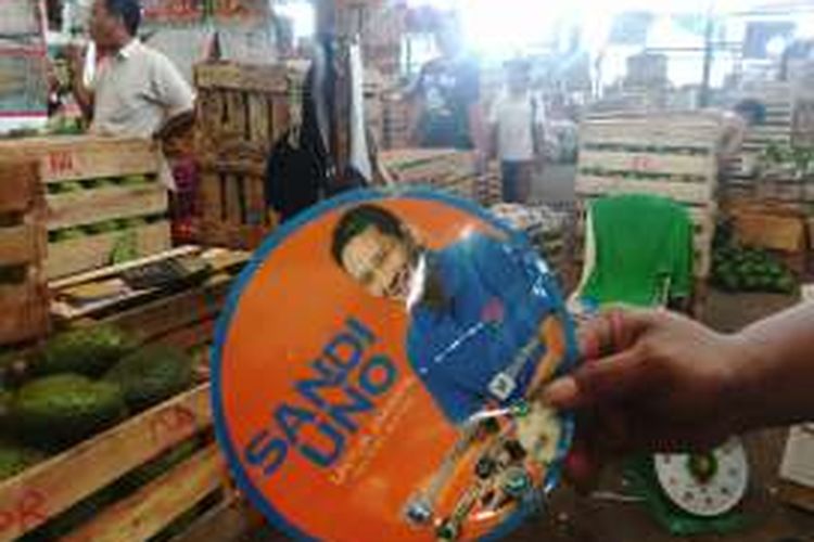 Bakan calon Gubernur DKI dari Partai Gerindra Sandiaga Uno, mengunjungi Pasar Induk Kramatjati, Jakarta Timur, Jumat (12/8/2016). Dalam kunjungan tersebut puluhan pedagang pasar dibagi-bagi kartu nama sekaligus stiker bergambar Sandiaga.