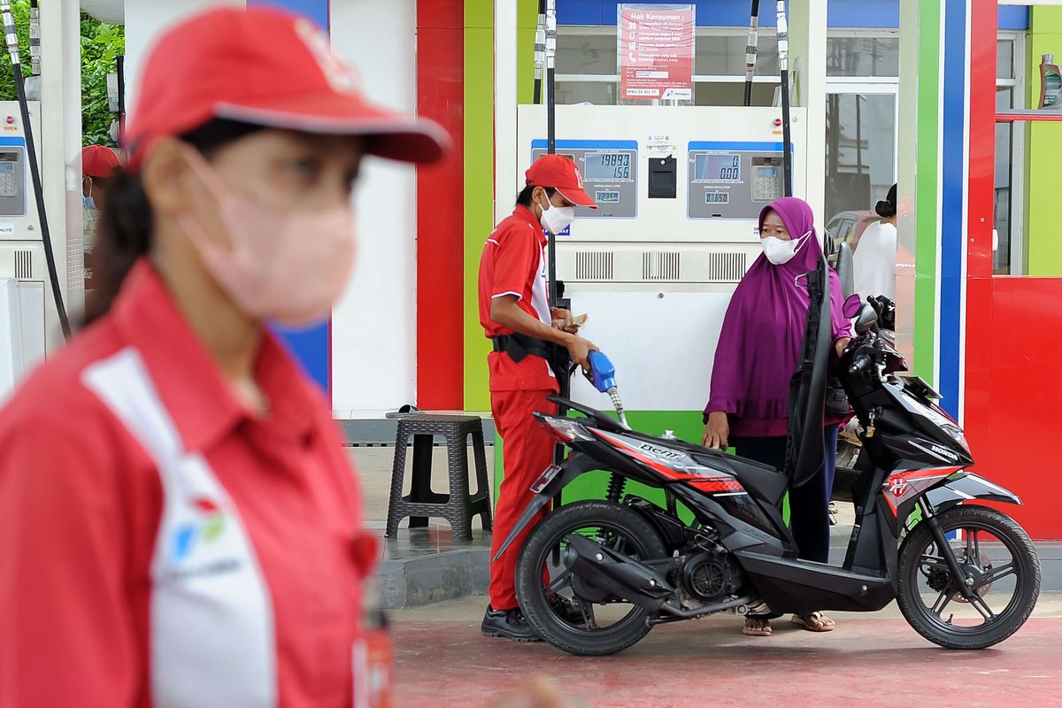 Petugas mengisi BBM ke kendaraan konsumen di SPBU 24.361.77 Mayang Mangurai, Kota Baru, Jambi, Kamis (14/4/2022). Pertamina Patra Niaga Regional Sumbagsel mengerahkan 384 unit armada mobil tangki, 27 unit bridger avtur, dan menyiapkan 174 unit skid tank untuk LPG, serta 16 titik SPBU kantung dan 15 titik layanan motoris pada jalur mudik guna mengamankan pasokan energi selama Ramadhan dan mudik Lebaran tahun 2022.