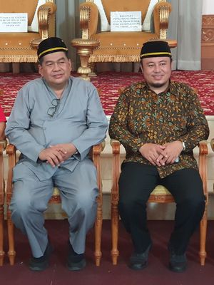 Foto Sekretaris Kesultanan Kutai Kartanegara Ing Martadipura, Awang Yacoub Luthman (kiri), dan Kepala Bidang Akuntansi Badan Pengelola Keuangan dan Aset Daerah Kutai Kartanegara, H. Heriansyah (kanan), saat dijumpai di Kedaton Kutai Kartanegara, Selasa (25/9/2019)