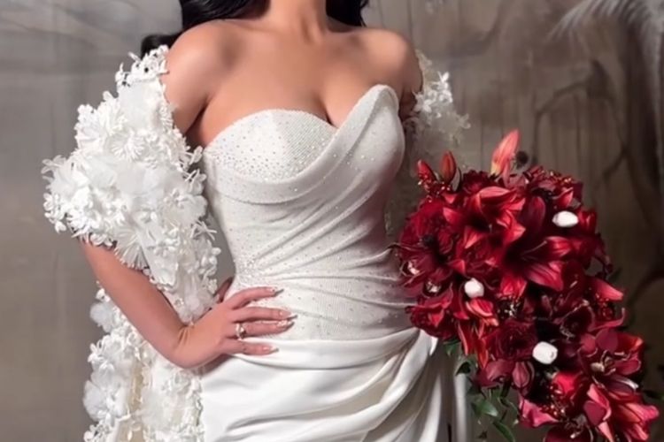 Amanda Manopo dan Kenny Austin tampil memukau di resepsi The Langham Jakarta. Gaun Hian Tjen dan tuxedo hitam klasik membuat keduanya tampak serasi.